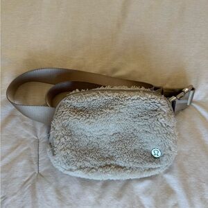 Lululemon Everywhere Belt Bag Fleece